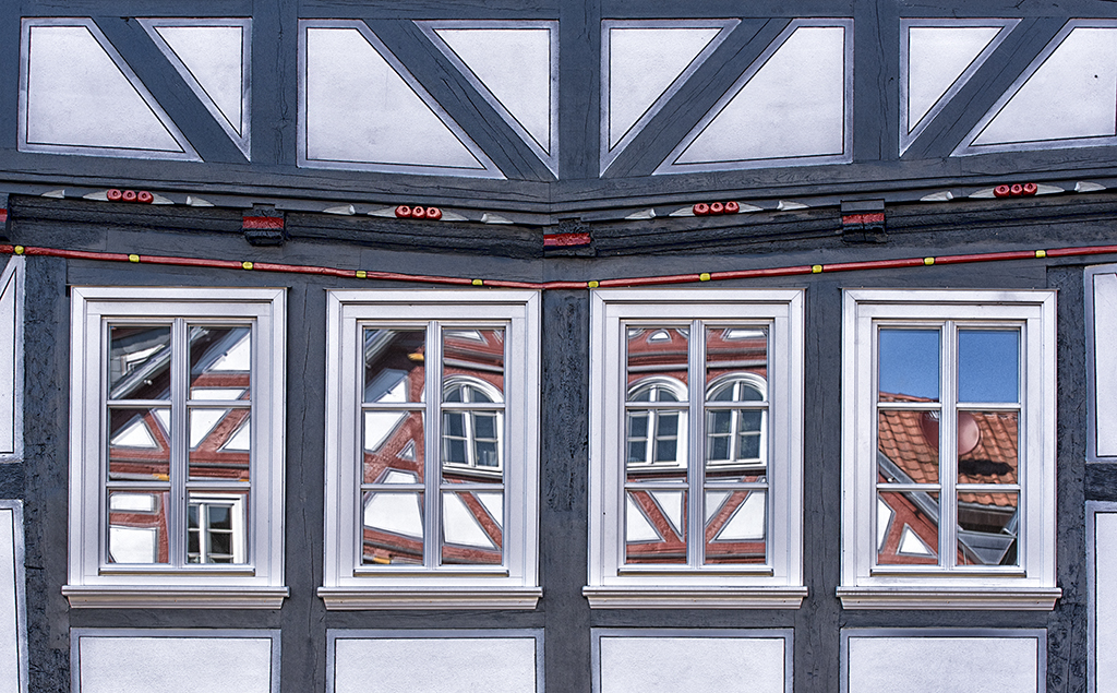 Bayern 08 - 2016_KA70921-1 Kopie.jpg - In den Fenstern spiegeln sich die gegenüberliegenden Häuser
